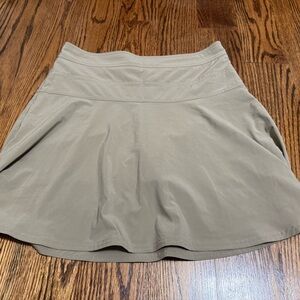 Athleta All Day Skort- tan- no wrinkles, hidden pockets & zippers, great travel